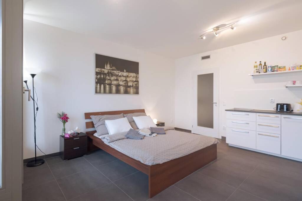 Bright Studio, 10min To The Centre, Free Parking Appartamento