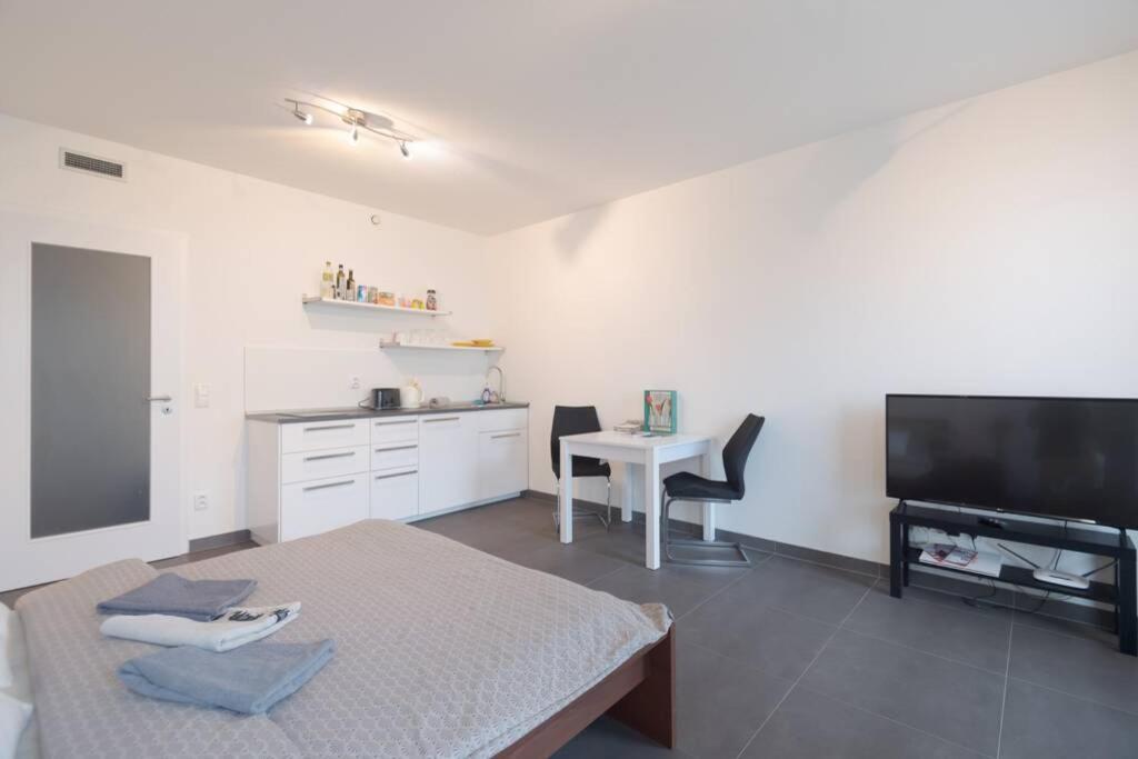 Bright Studio, 10min To The Centre, Free Parking Appartamento Praga