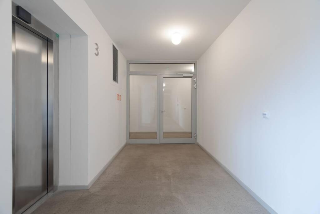 Bright Studio, 10min To The Centre, Free Parking Apartament Praga